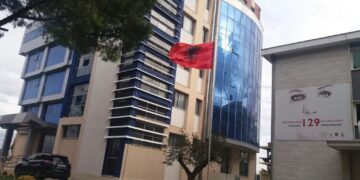 Qëllon me kallashnikov në Fier dhe kanos një grua, detajet e para