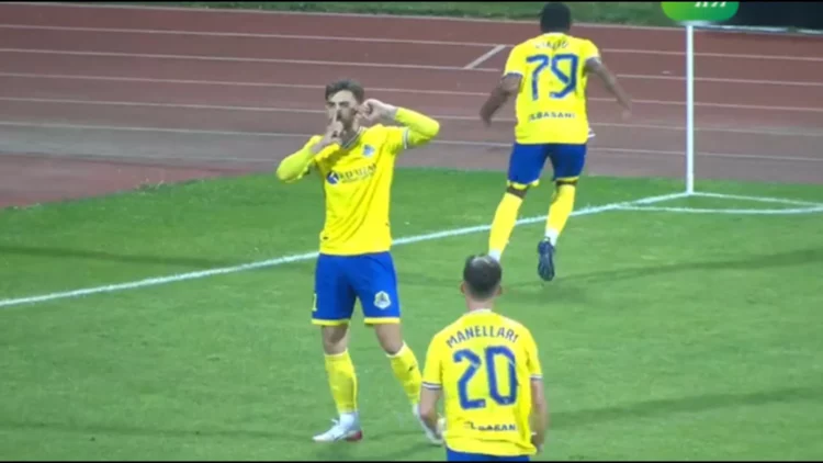 Leksion futbolli nga Elbasani, Partizani dorëzohet përballë 10 lojtarëve