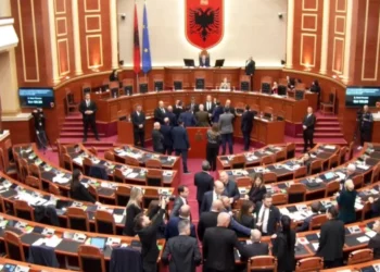 Opozita kërkon diskutimin e Raportit të DASH, ndërpritet seanca pas bllokimit të foltores