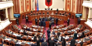 Opozita kërkon diskutimin e Raportit të DASH, ndërpritet seanca pas bllokimit të foltores