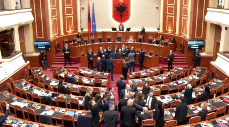 Opozita kërkon diskutimin e Raportit të DASH, ndërpritet seanca pas bllokimit të foltores