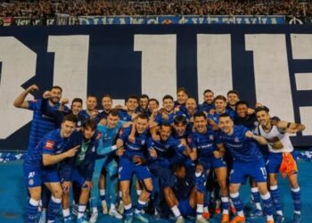 Festë e çmendur, futbollisti i Kombëtares shqiptare feston titullin kampion
