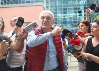 Nis gjyqi në themel, ish presidenti Meta hyn në sallë dhe bën shqiponjën me duar: Shqipëria, e shqiptarëve