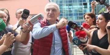Nis gjyqi në themel, ish presidenti Meta hyn në sallë dhe bën shqiponjën me duar: Shqipëria, e shqiptarëve