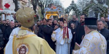 “E Premtja e Zezë”/ Mijëra qyetarë korçarë në procesionin me epitafe para katedrales “Ngjallja e Krishtit”