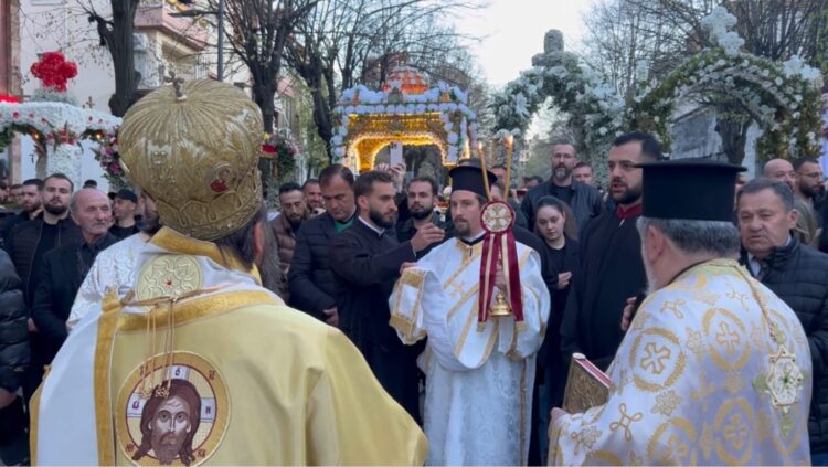 “E Premtja e Zezë”/ Mijëra qyetarë korçarë në procesionin me epitafe para katedrales “Ngjallja e Krishtit”