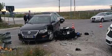 Aksident tek “Pushimi i shoferit”, motoçiklisti përplaset nga një veturë, në gjendje kritike për jetën