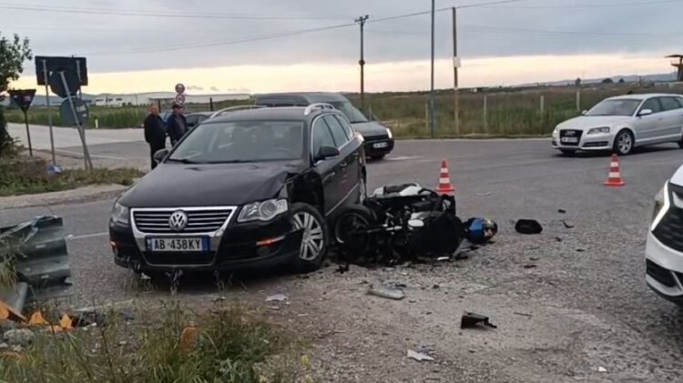 Aksident tek “Pushimi i shoferit”, motoçiklisti përplaset nga një veturë, në gjendje kritike për jetën