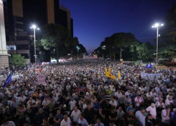 Protesta e PD/ Berisha rikthen fjalimet, anulon shëtitjet! Bllokohen rrugët rreth Kryeministrisë, 1500 efektivë në terren