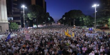 Protesta e PD/ Berisha rikthen fjalimet, anulon shëtitjet! Bllokohen rrugët rreth Kryeministrisë, 1500 efektivë në terren