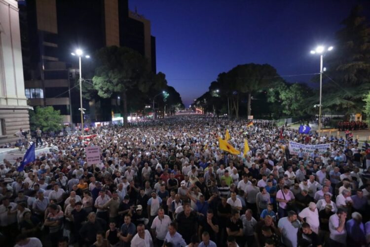 Protesta e PD/ Berisha rikthen fjalimet, anulon shëtitjet! Bllokohen rrugët rreth Kryeministrisë, 1500 efektivë në terren