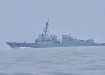 Momenti kur marina e Iranit kërcënon destrojerin e SHBA që po futej në Ngushticën e Hormuzit: Ndryshoni kurs ose do hapim zjarr