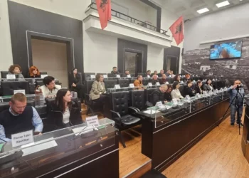 Emiriana Sako ngre rrogën e saj, shpërthejnë debate të forta në mbledhjen e Këshillit Bashkiak të Durrësit