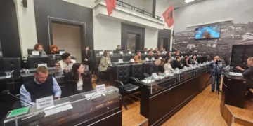 Emiriana Sako ngre rrogën e saj, shpërthejnë debate të forta në mbledhjen e Këshillit Bashkiak të Durrësit