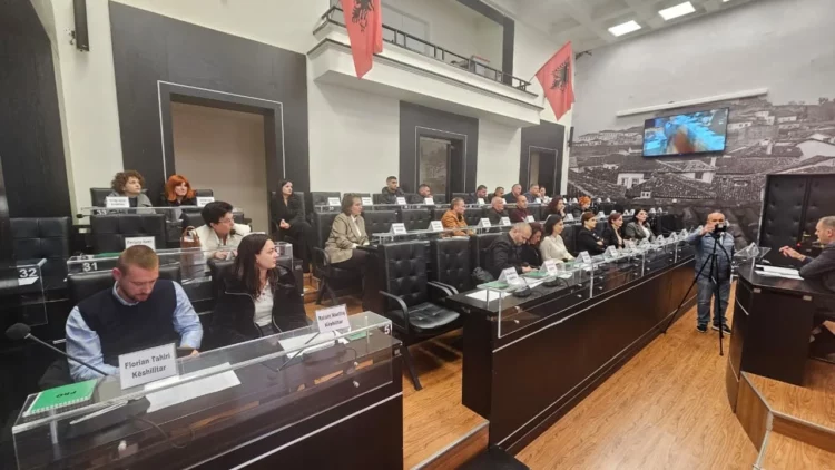 Emiriana Sako ngre rrogën e saj, shpërthejnë debate të forta në mbledhjen e Këshillit Bashkiak të Durrësit