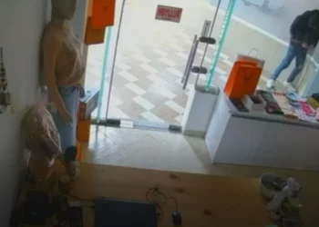 Vlorë/ Kamerat kapin momentin, i riu i dehur dëmton  bizneset në qendrën tregtare