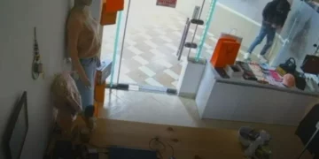 Vlorë/ Kamerat kapin momentin, i riu i dehur dëmton  bizneset në qendrën tregtare