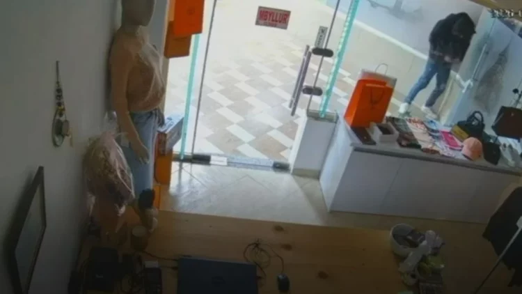 Vlorë/ Kamerat kapin momentin, i riu i dehur dëmton bizneset në qendrën tregtare