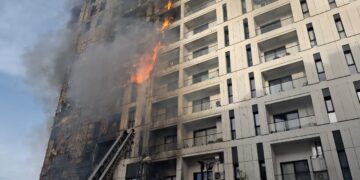 Zgjerohet perimetri i zjarrit te kompleksi i “Arlis” sh.p.k i Armand Lilos, një zjarrfikës dërgohet në spital