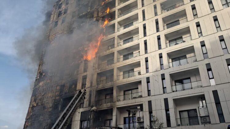 Zgjerohet perimetri i zjarrit te kompleksi i “Arlis” sh.p.k i Armand Lilos, një zjarrfikës dërgohet në spital