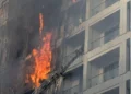 Pallati 12-katësh në flakë, inxhinieri ngre alarmin: “E kishim paralajmëruar”