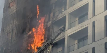 Pallati 12-katësh në flakë, inxhinieri ngre alarmin: “E kishim paralajmëruar”