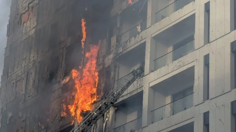 Pallati 12-katësh në flakë, inxhinieri ngre alarmin: “E kishim paralajmëruar”