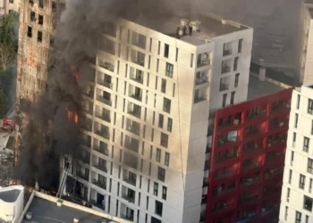 Zjarri që “përpiu” pallatin dyshohet se nisi nga marketi, mungonin shkallët e emergjencës