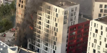 Zjarri që “përpiu” pallatin dyshohet se nisi nga marketi, mungonin shkallët e emergjencës