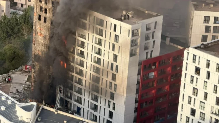 Zjarri që “përpiu” pallatin dyshohet se nisi nga marketi, mungonin shkallët e emergjencës