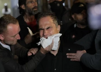 Deputetët lëndohen nga gazi lotsjellës, Berisha merret nga truprojat