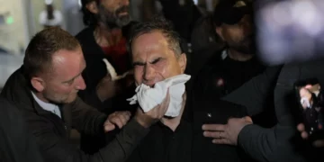 Deputetët lëndohen nga gazi lotsjellës, Berisha merret nga truprojat