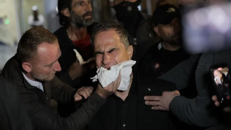 Deputetët lëndohen nga gazi lotsjellës, Berisha merret nga truprojat