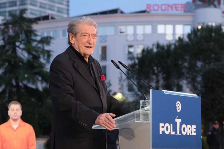 “Protestuesit po torturohen në burg”, Sali Berisha kërkon lirimin urgjent