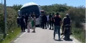 Bllokohen dy autobusa me nxënës në Zvërnec, një prej tyre del nga rruga
