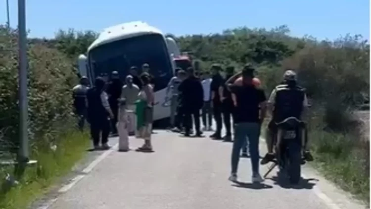 Bllokohen dy autobusa me nxënës në Zvërnec, një prej tyre del nga rruga