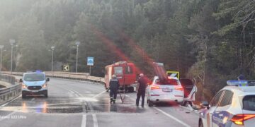 Aksident pranë tunelit të Llogarasë, mjeti përplaset me barrierat metalike, lëndohet drejtuesi 22-vjeçar (EMRI)