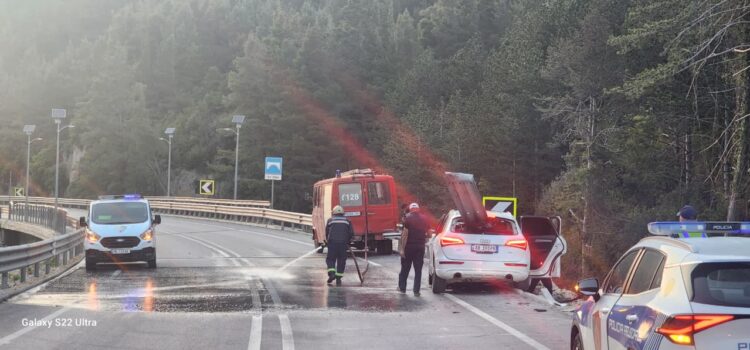 Aksident pranë tunelit të Llogarasë, mjeti përplaset me barrierat metalike, lëndohet drejtuesi 22-vjeçar (EMRI)
