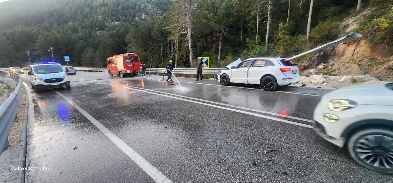 Aksident pranë tunelit të Llogarasë  mjeti përplaset me barrierat metalike  lëndohet drejtuesi 22 vjeçar  EMRI 