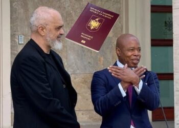 Edhe të korruptuarit e huaj “bëhen” Rilindas, Adams pajiset me pasaportë shqiptare