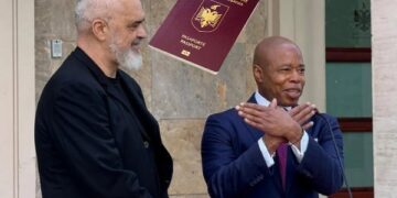 Edhe të korruptuarit e huaj “bëhen” Rilindas, Adams pajiset me pasaportë shqiptare