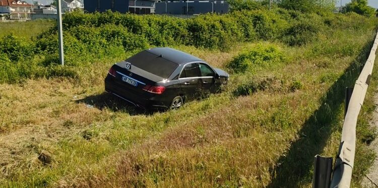 Dy makina përfundojnë në kanal pas një parakalimi të rrezikshëm në aksin Fushë Krujë–Durrës