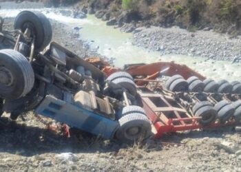 Aksident në aksin Gramsh-Maliq, karrotreci së bashku me një eskavator përfundojnë në kanal