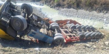 Aksident në aksin Gramsh-Maliq, karrotreci së bashku me një eskavator përfundojnë në kanal