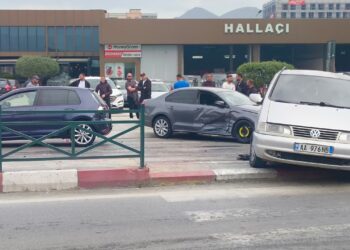 Aksident në rrethrrotullimin e Bathores në Kamëz, përplasen disa automjete