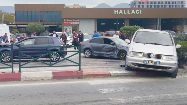 Aksident në rrethrrotullimin e Bathores në Kamëz, përplasen disa automjete