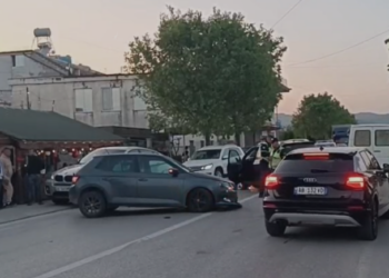 Automjetet përplasen kokë më kokë në Fier, një i plagosur
