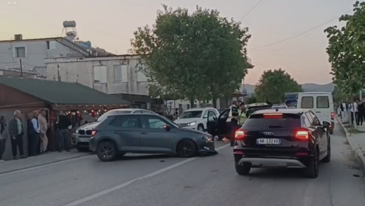 Automjetet përplasen kokë më kokë në Fier, një i plagosur