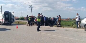 Aksident në aksin Çermë–Lushnjë! Përplasen 3 automjete, një nga drejtuesit mbetet i bllokuar në mjet