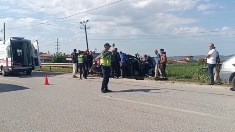 Aksident në aksin Çermë–Lushnjë! Përplasen 3 automjete, një nga drejtuesit mbetet i bllokuar në mjet